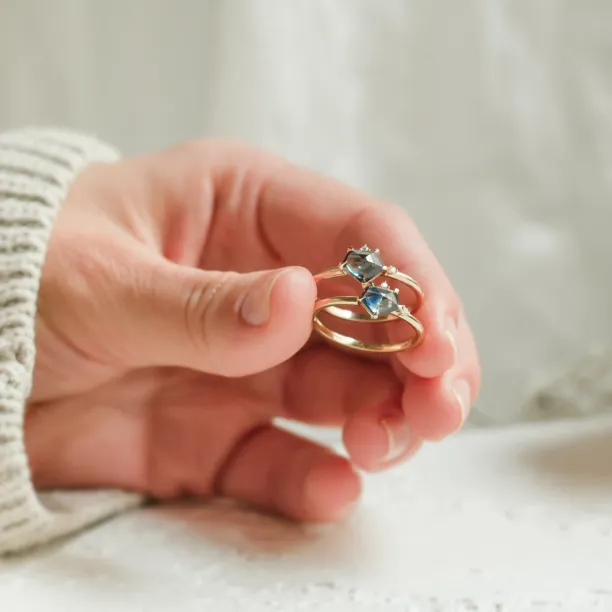 Gold ring with asymmetric sapphire SIGNIFICA Image