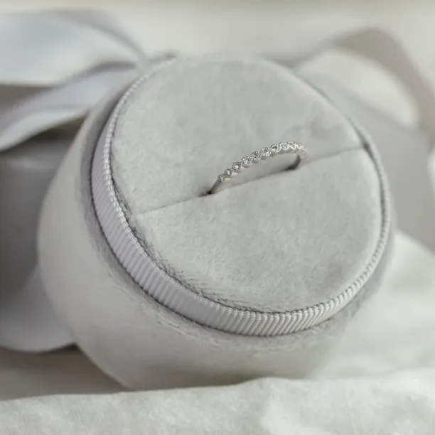 Zlatý prsten s diamanty v half eternity provedení CHRISTINE Image