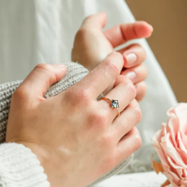 Gold ring with asymmetric sapphire SIGNIFICA Image