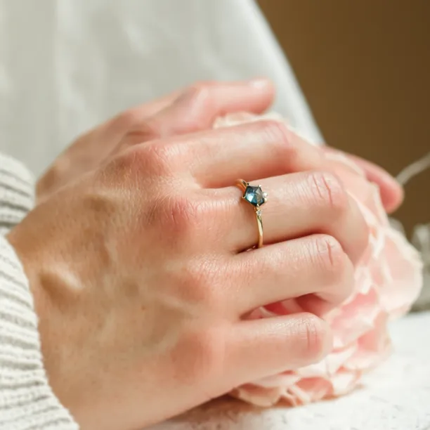 Gold ring with asymmetric sapphire SIGNIFICA Image