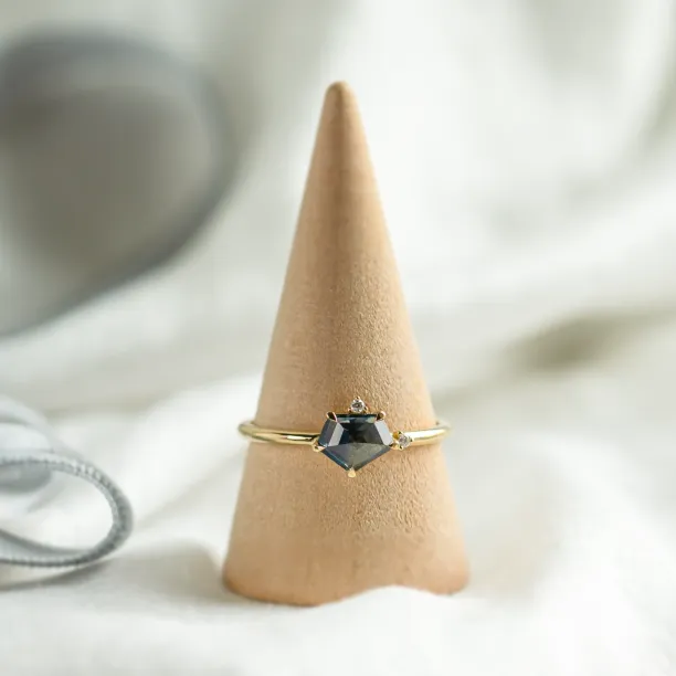 Gold ring with asymmetric sapphire SIGNIFICA Image
