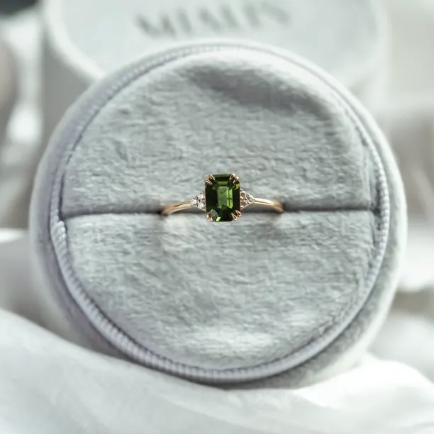 Gold ring with emerald sapphire and diamonds REZI Image