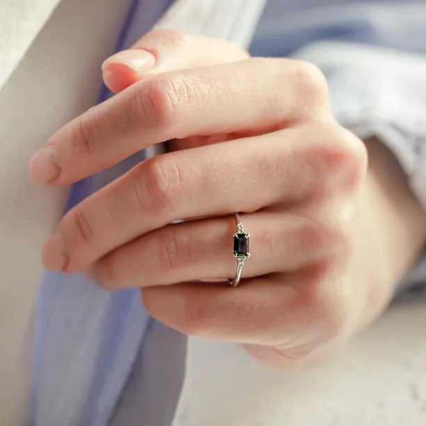 Modern ring with emerald sapphire and diamonds EUDE Image