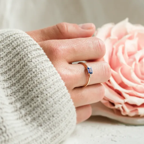 Modern ring with emerald sapphire and diamonds EUDE Image