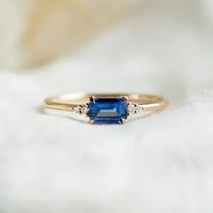 Moderní prsten s emerald safírem a diamanty EUDE