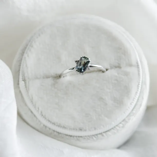 Zlatý prsten s radiant modrozeleným safírem a bočními diamanty JOY Image