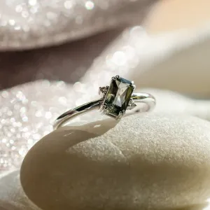 Zlatý prsten s radiant modrozeleným safírem a bočními diamanty JOY Thumbnail
