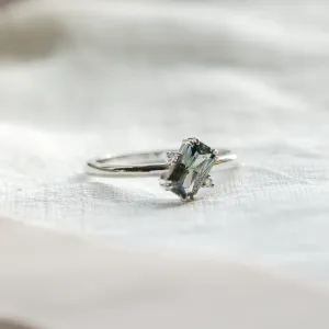 Zlatý prsten s radiant modrozeleným safírem a bočními diamanty JOY Thumbnail