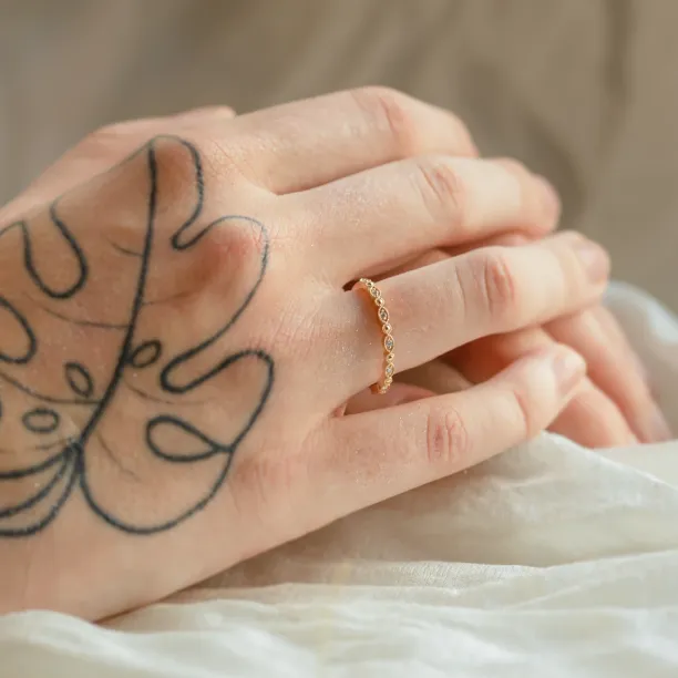 Elegantní prsten s diamanty v half eternity provedení a vintage stylu CHRISTINA Image