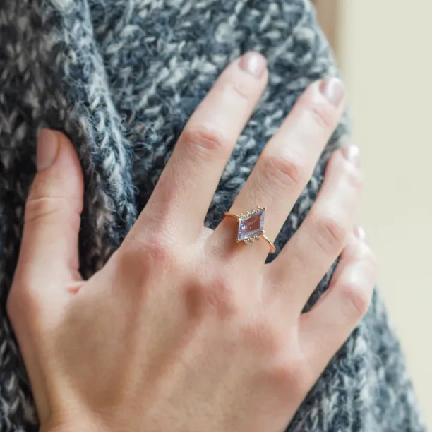 Zlatý prsten s přírodním fialkovým safírem MONA Image