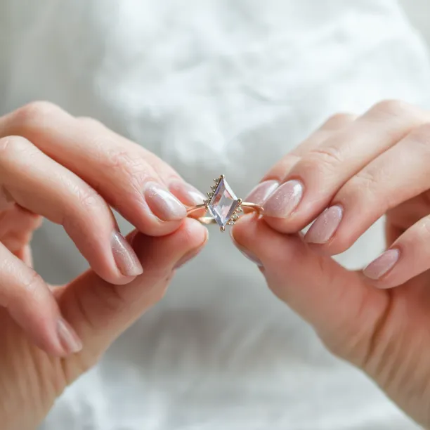 Zlatý prsten s přírodním fialkovým safírem MONA Image