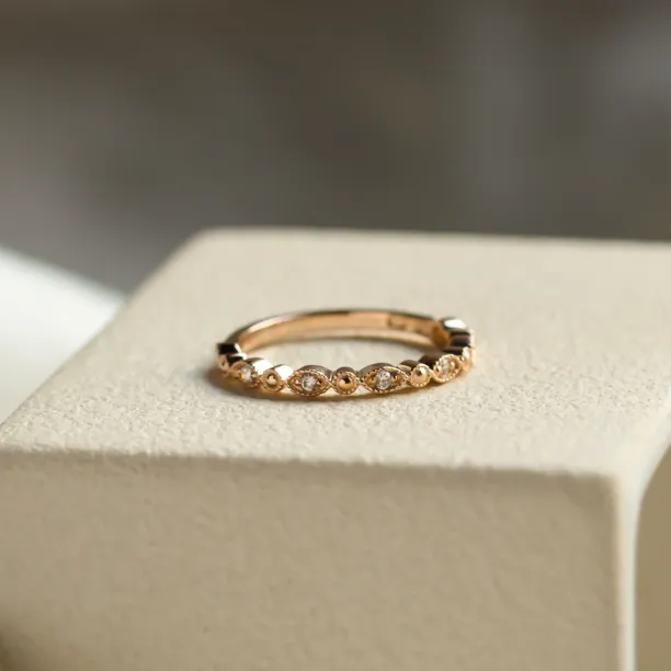 Elegantní prsten s diamanty v half eternity provedení a vintage stylu CHRISTINA Image