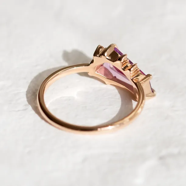 Zlatý prsten se safírem a diamanty TARA Image