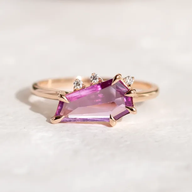 Zlatý prsten se safírem a diamanty TARA Image