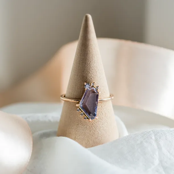 Gold ring with natural sapphire in violet colour SUZANNE Image