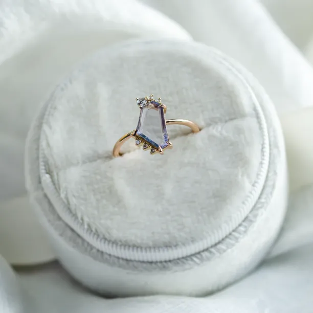 Gold ring with natural sapphire in violet colour SUZANNE Image