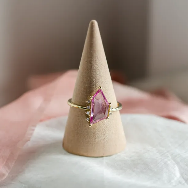 Gold ring with pink sapphire in asymmetric shape ROSALIE Image