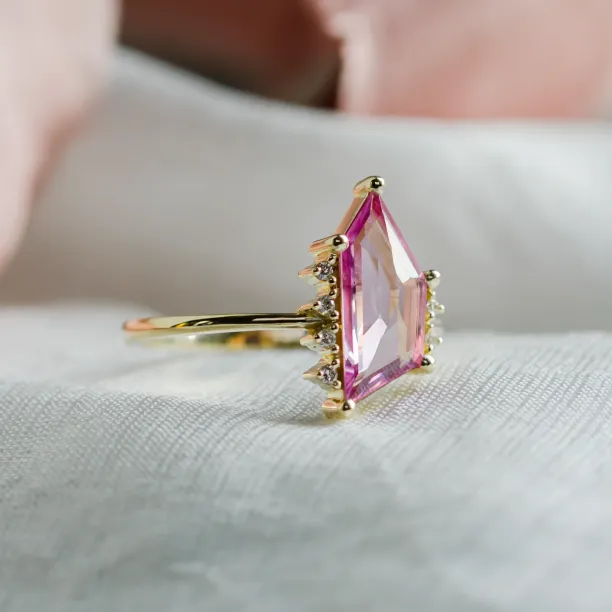 Gold ring with pink sapphire in asymmetric shape ROSALIE Image