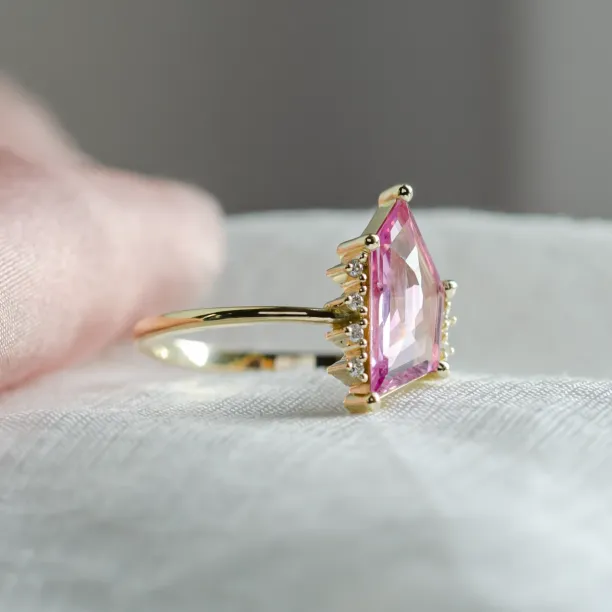 Gold ring with pink sapphire in asymmetric shape ROSALIE Image