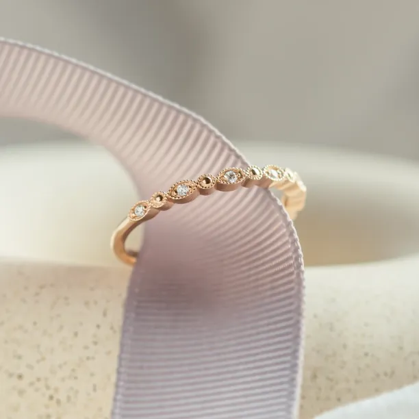 Elegantní prsten s diamanty v half eternity provedení a vintage stylu CHRISTINA Image