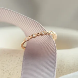 Elegantní prsten s diamanty v half eternity provedení a vintage stylu CHRISTINA Thumbnail