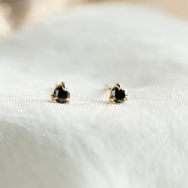 Minimalist jewelry collection with black diamond DUNCAN Image