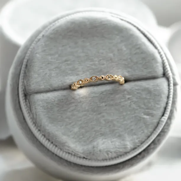 Elegantní prsten s diamanty v half eternity provedení a vintage stylu CHRISTINA Image