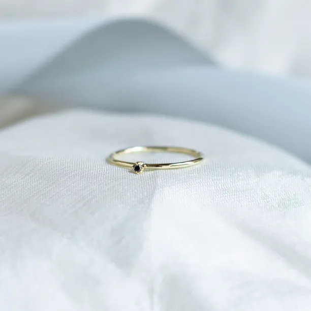 Zlatý minimalistický prsten s černým diamantem BRUNO Image