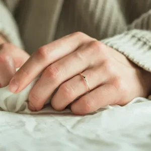 Zlatý minimalistický prsten s černým diamantem BRUNO Thumbnail