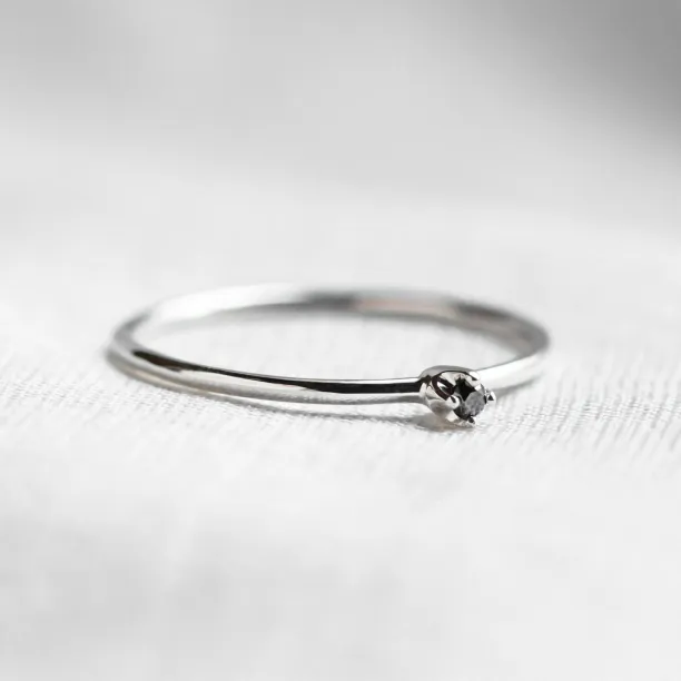 Zlatý minimalistický prsten s černým diamantem BRUNO Image