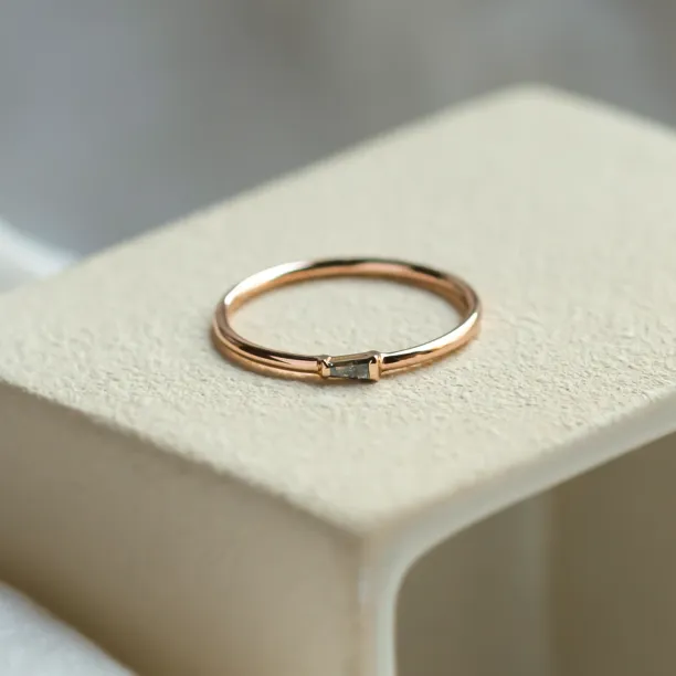 Zlatý prsten se zúženým baguette šedým diamantem GERRY Image