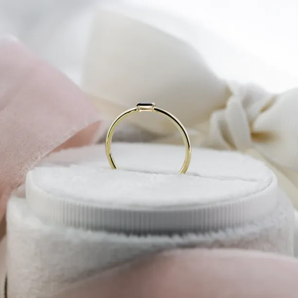 Zlatý prsten se zúženým baguette šedým diamantem GERRY Image