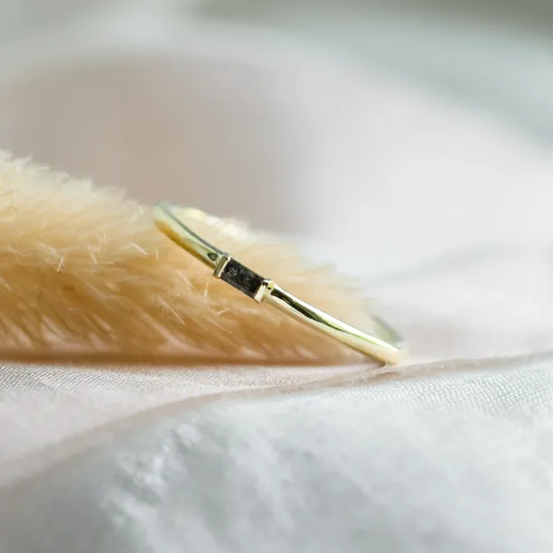 Zlatý prstýnek s baguette salt'n'pepper diamantem TORRE Image