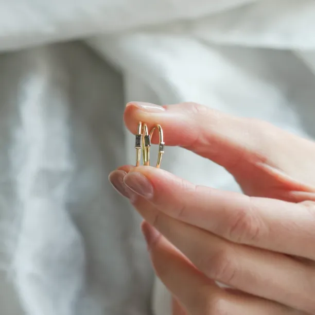 Zlatý prstýnek s baguette salt'n'pepper diamantem TORRE Image