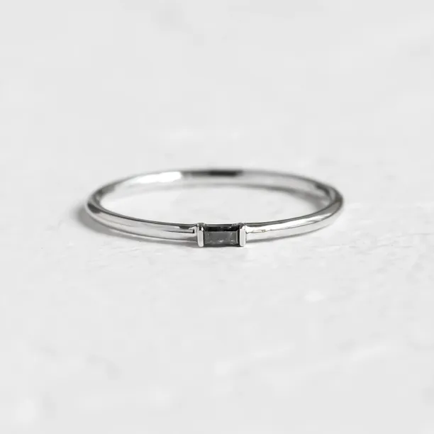 Zlatý prstýnek s baguette salt'n'pepper diamantem TORRE Image