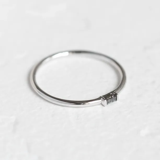 Zlatý prstýnek s baguette salt'n'pepper diamantem TORRE Image