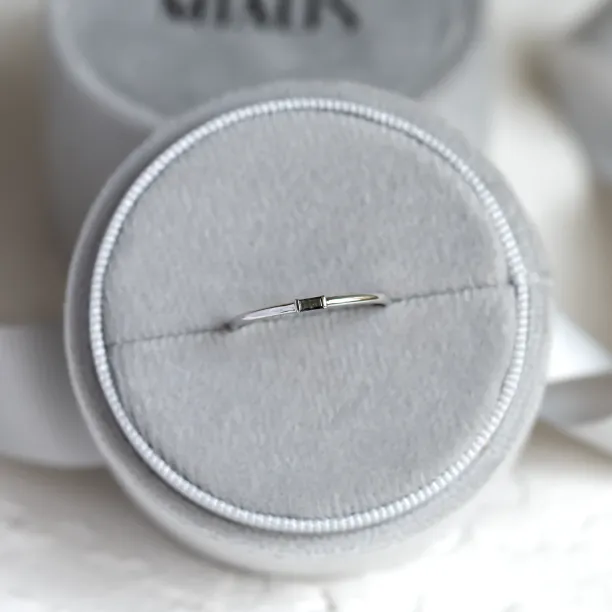 Zlatý prstýnek s baguette salt'n'pepper diamantem TORRE Image