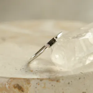 Minimalistický prsten s baguette salt'n'pepper diamantem TASSI Thumbnail