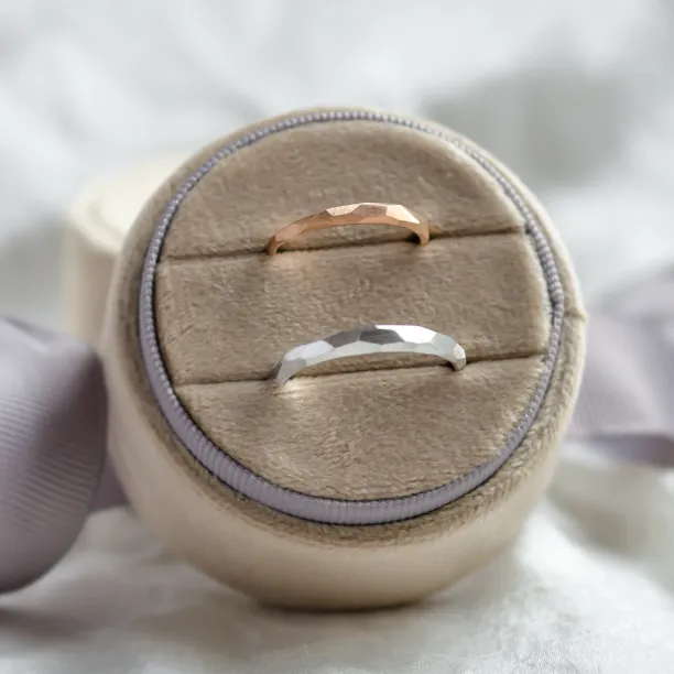 Nepravidelné tepané snubní prsteny OSAKA Image