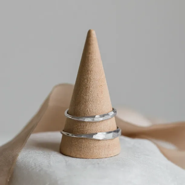 Nepravidelné tepané snubní prsteny OSAKA Image