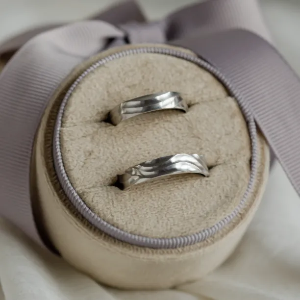 Original wedding rings with waves FIUME Image