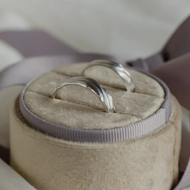 Original wedding rings with waves FIUME Image