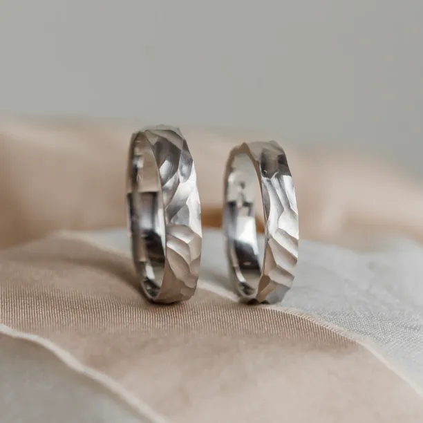 Zlaté snubní prsteny s vrypy ROCCIA Image