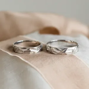 Zlaté snubní prsteny s vrypy ROCCIA Thumbnail