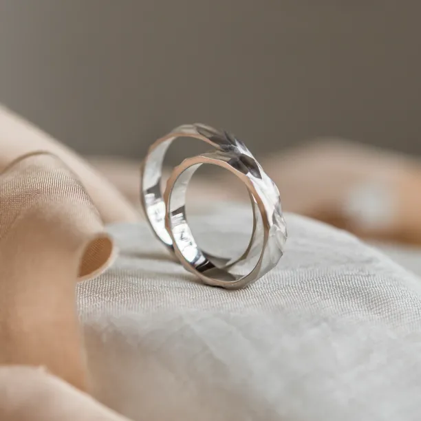 Zlaté snubní prsteny s vrypy ROCCIA Image