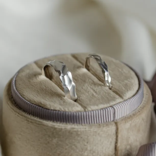 Zlaté snubní prsteny s vrypy ROCCIA Image