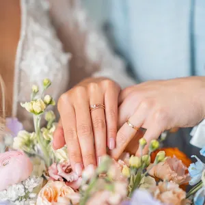 Original wedding rings with hammered surface BEAT