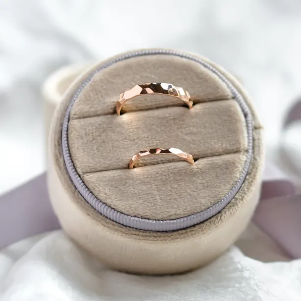 Originální snubní prsteny s tepaným povrchem BEAT Image