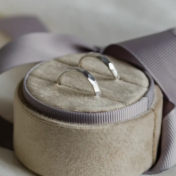 Originální snubní prsteny s tepaným povrchem BEAT Image