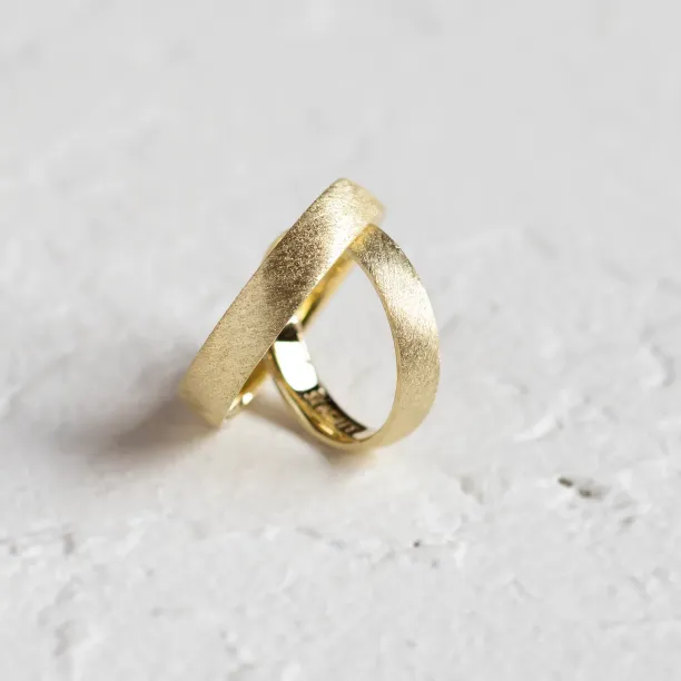 Matte wedding bands with florentine surface CALCOLO Image